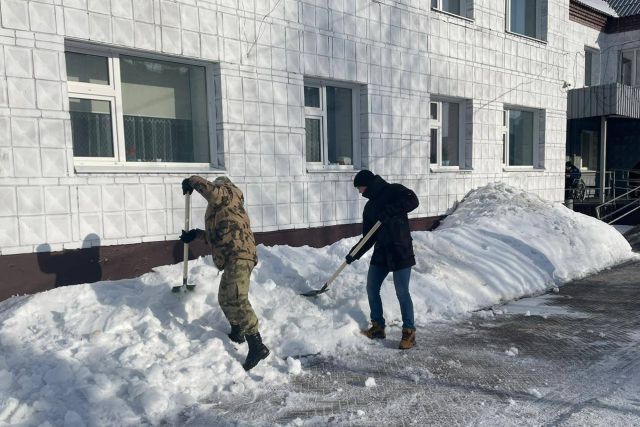 Военнослужащие Росгвардии помогли социальному учреждению в уборке снега в Томской области