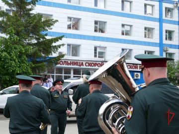 Военный оркестр Росгвардии поздравил маленьких пациентов томских больниц