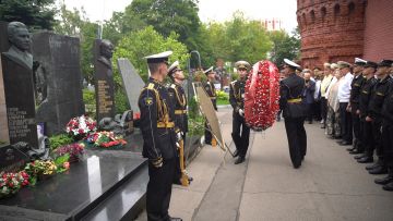 На Новодевичьем кладбище возложили венки к могилам прославленных адмиралов