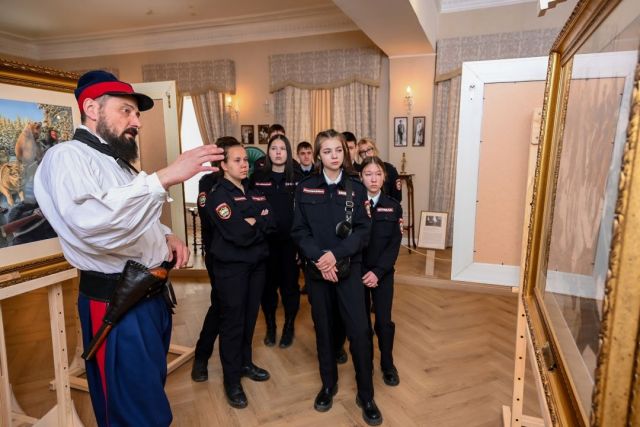 В Челябинске подшефные Росгвардии курсанты посетили выставку «Недаром помнит вся Россия»