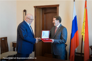 Губернатор наградил Александра Лапина за заслуги перед Воронежской областью