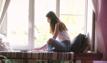 Компания ИКЕА создала из видео покупателей ролик о позитивных моментах домашней самоизоляции