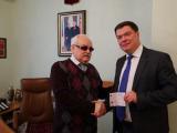 А.Неумывакин вручил членский билет ВОС президенту Фонда «Белая трость»