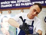 Острые ощущения: в Москве и Санкт-Петербурге опробовали экстремальные методы бритья