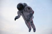 Над Москвой летает космонавт размером с 6-этажный дом