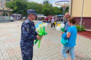 Акцию «Ромашки на счастье» провели томские росгвардейцы в День, любви, семьи и верности