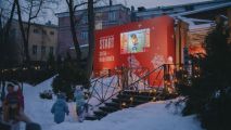 Денис Шведов с детьми, Варвара Куприна и Тая Скоморохова проводили зиму на катке вместе с героями «Живого гаража»