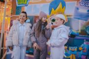 Денис Шведов с детьми, Варвара Куприна и Тая Скоморохова проводили зиму на катке вместе с героями «Живого гаража»