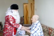 К фронтовику и легенде томской милиции пришел в гости Дед Мороз специального назначения