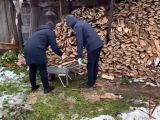 Росгвардейцы в Томске помогли подготовиться к предстоящим холодам семье погибшего коллеги