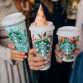 Starbucks представляет лимитированную серию стаканчиков с юбилейным дизайном