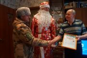 Томские росгвардейцы поздравили ветеранов службы с Новым годом