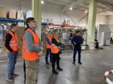 Участников бизнес-экскурсии на завод «Е-ШКАФ» заинтересовали станки для серийной сборки