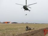 В Томской области сотрудники ОМОН «Ратник» Росгвардии отработали беспарашютное десантирование из вертолета